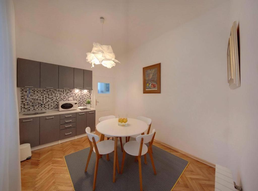 Square 12 Osijek Apartment Bagian luar foto